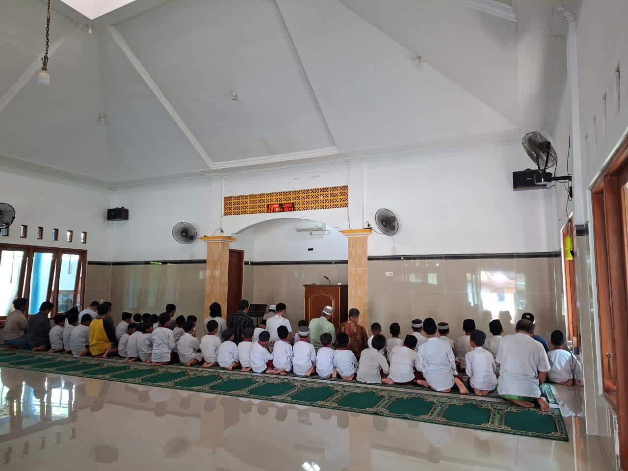 Sholat Dhuhur Berjamaah
